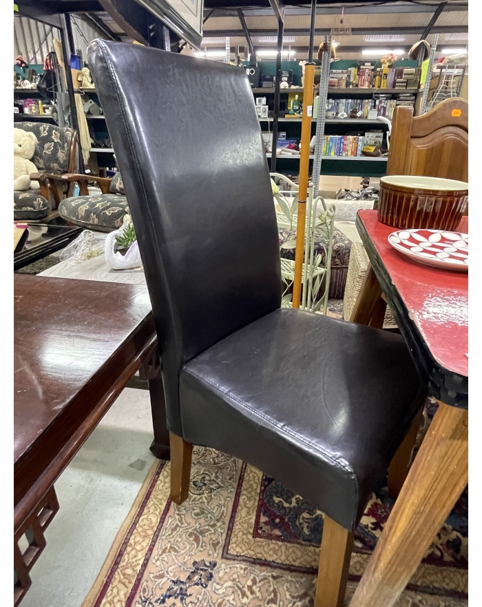 Chaise en cuir noir et bois