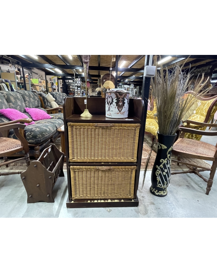 Petite commode en rotin et...
