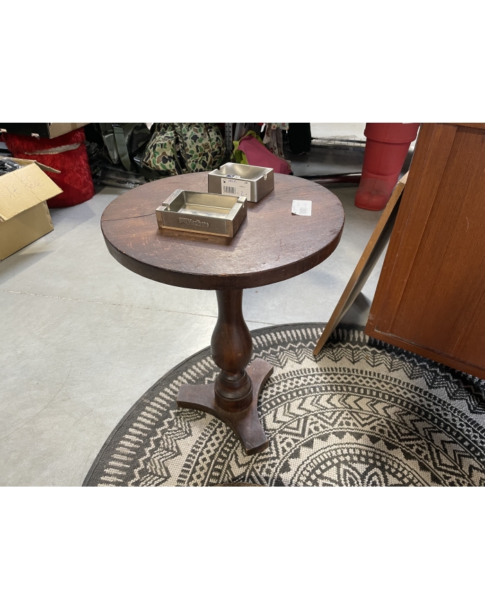 Petit guéridon avec pied en...