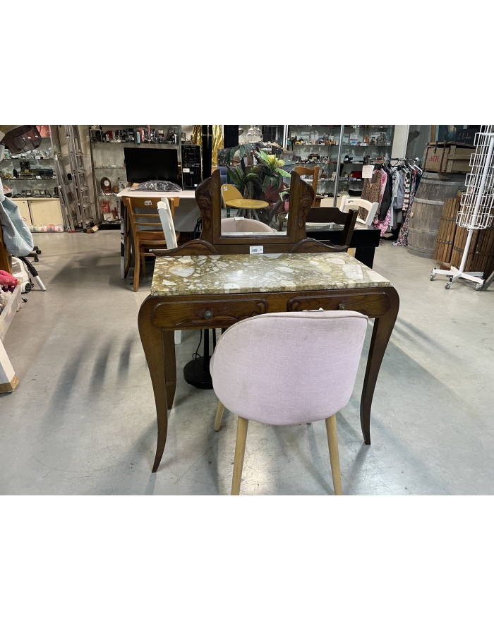 Coiffeuse élégante avec...